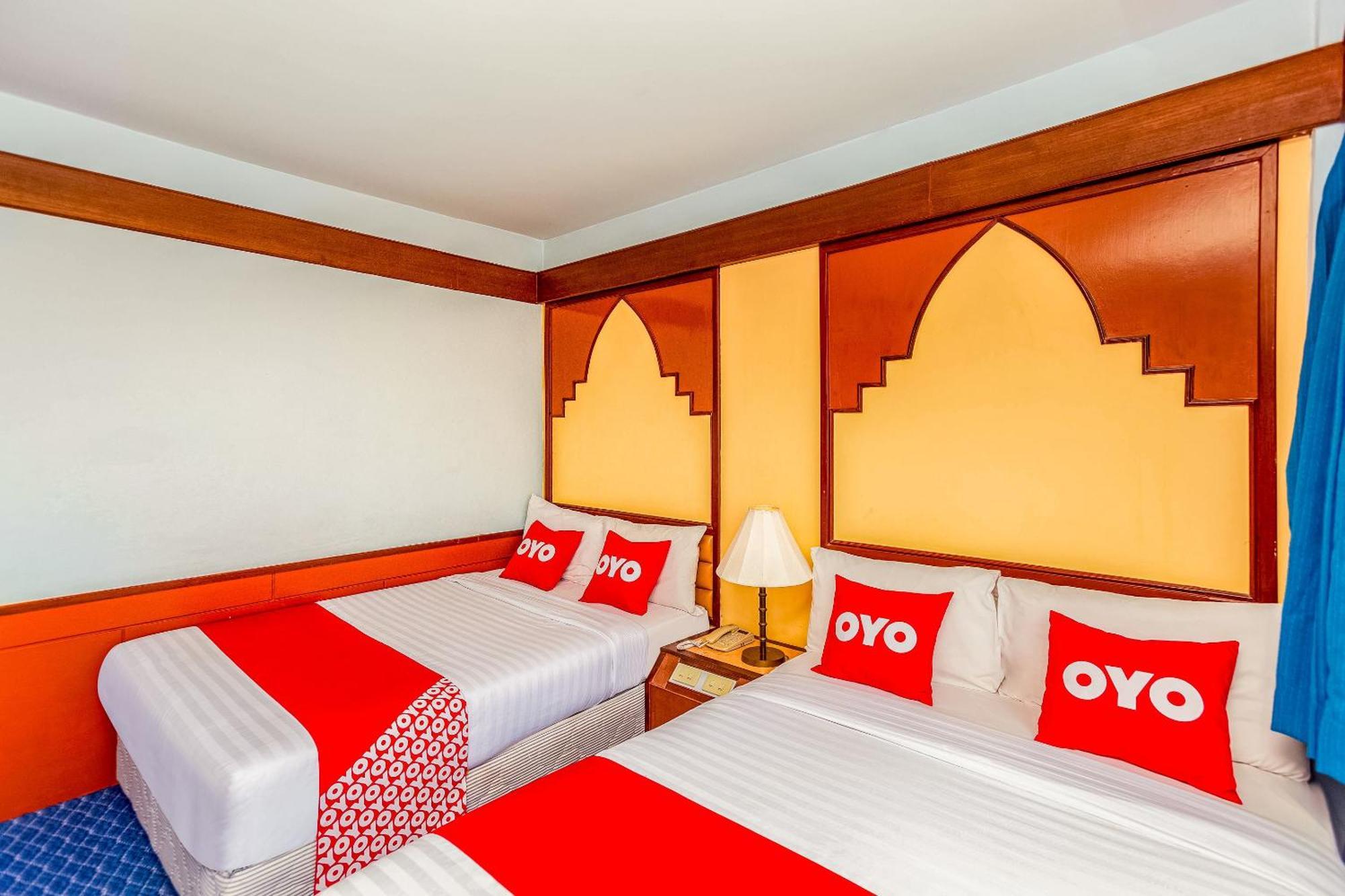 Oyo 441 Grand Thara Hotel Сурат Тхани Екстериор снимка