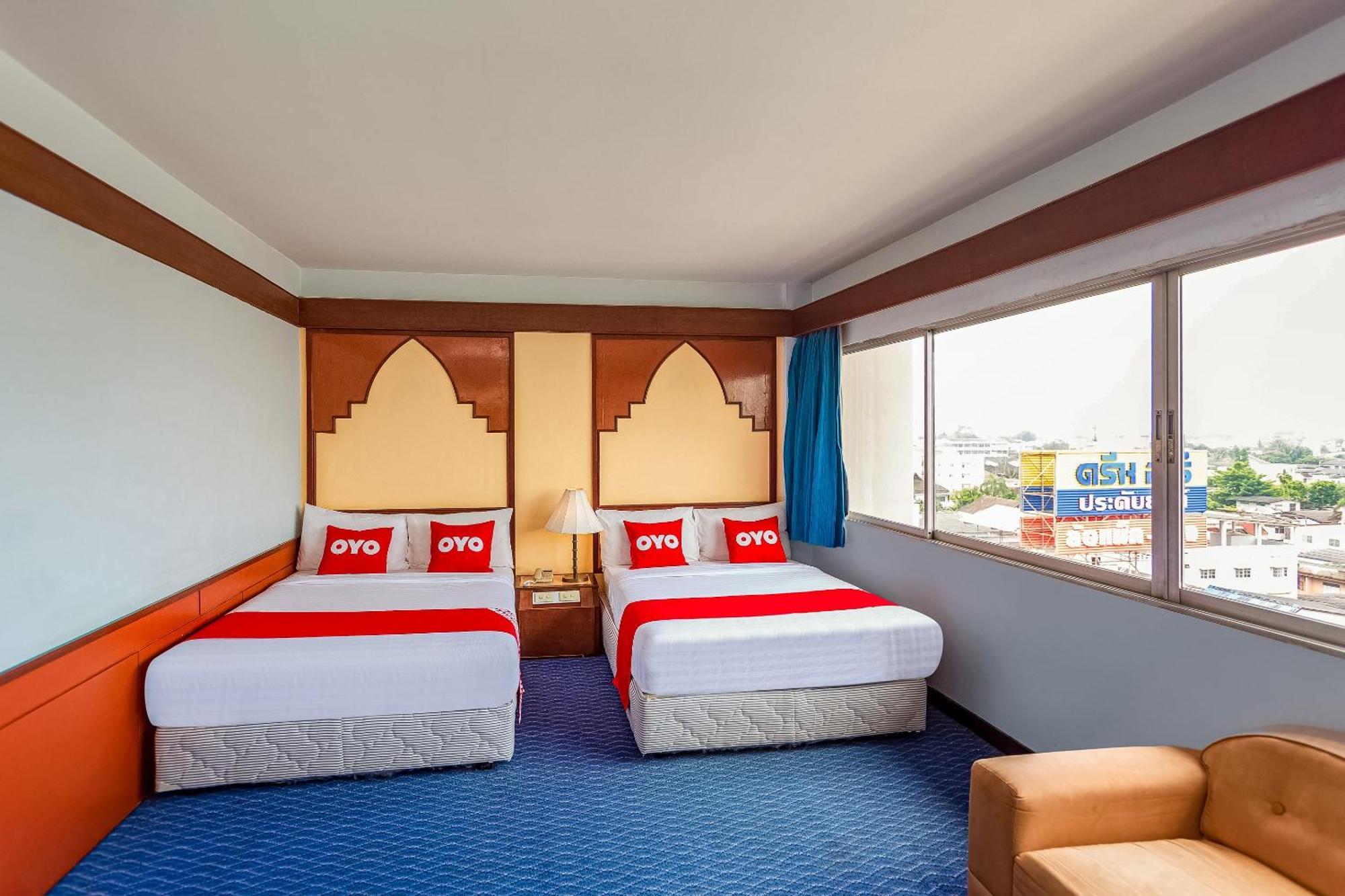 Oyo 441 Grand Thara Hotel Сурат Тхани Екстериор снимка