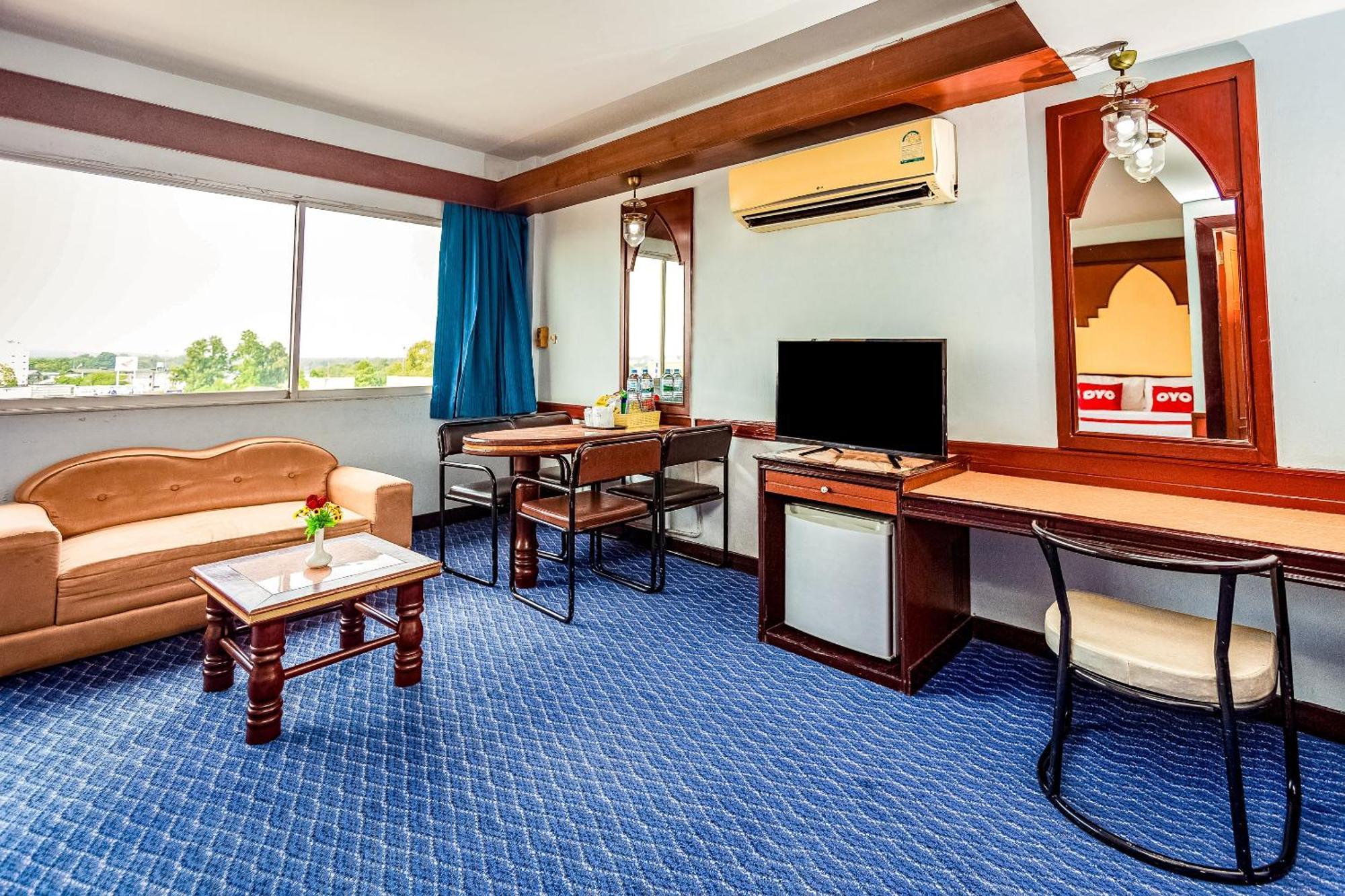 Oyo 441 Grand Thara Hotel Сурат Тхани Екстериор снимка