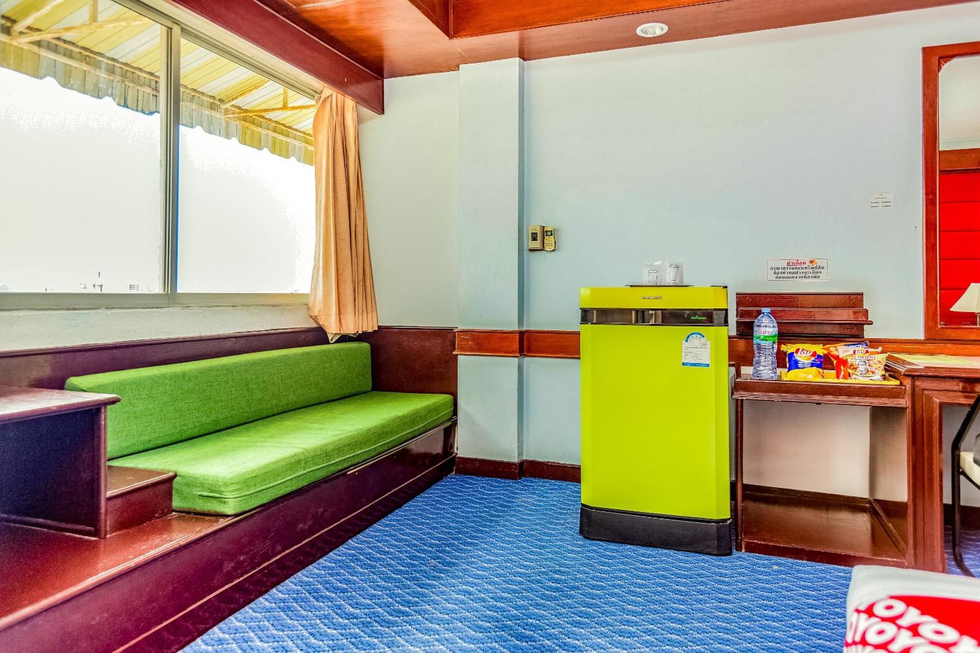 Oyo 441 Grand Thara Hotel Сурат Тхани Екстериор снимка