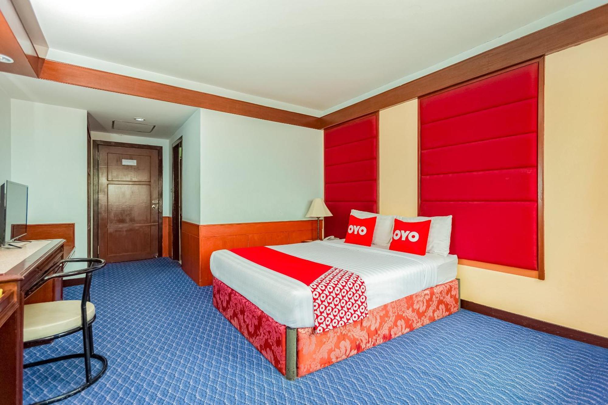 Oyo 441 Grand Thara Hotel Сурат Тхани Екстериор снимка