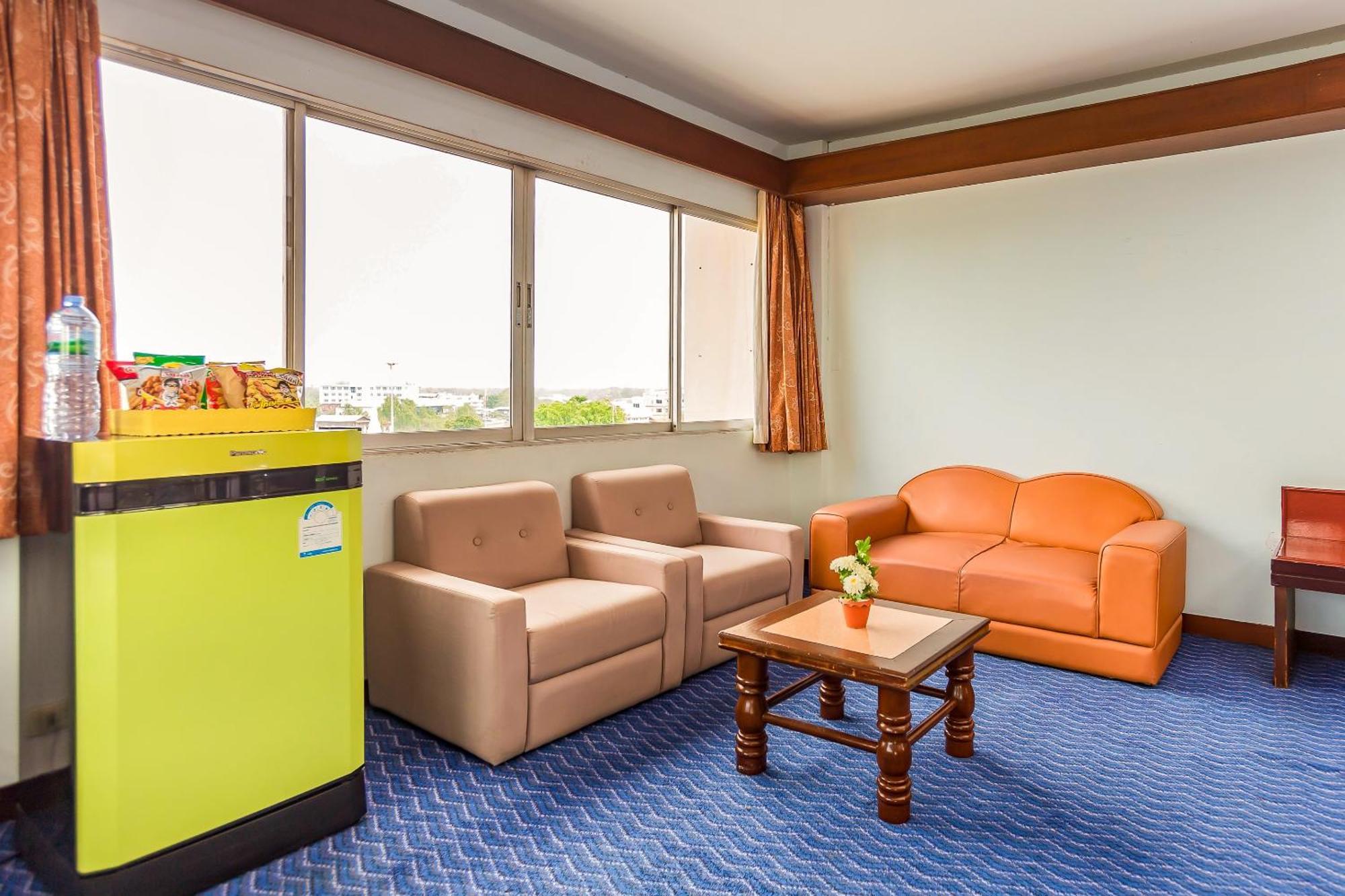 Oyo 441 Grand Thara Hotel Сурат Тхани Екстериор снимка