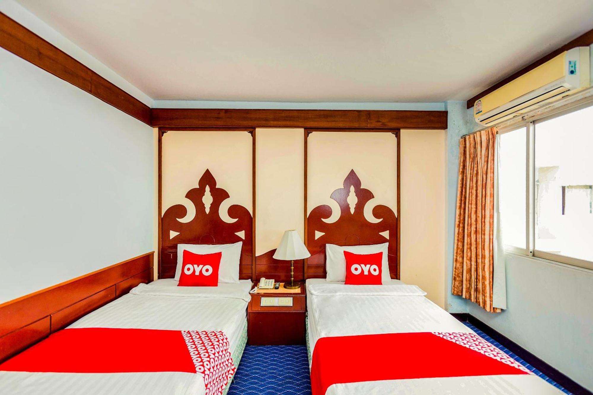 Oyo 441 Grand Thara Hotel Сурат Тхани Екстериор снимка