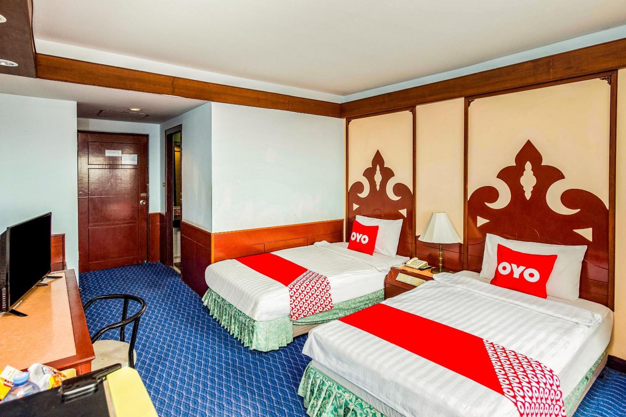 Oyo 441 Grand Thara Hotel Сурат Тхани Екстериор снимка