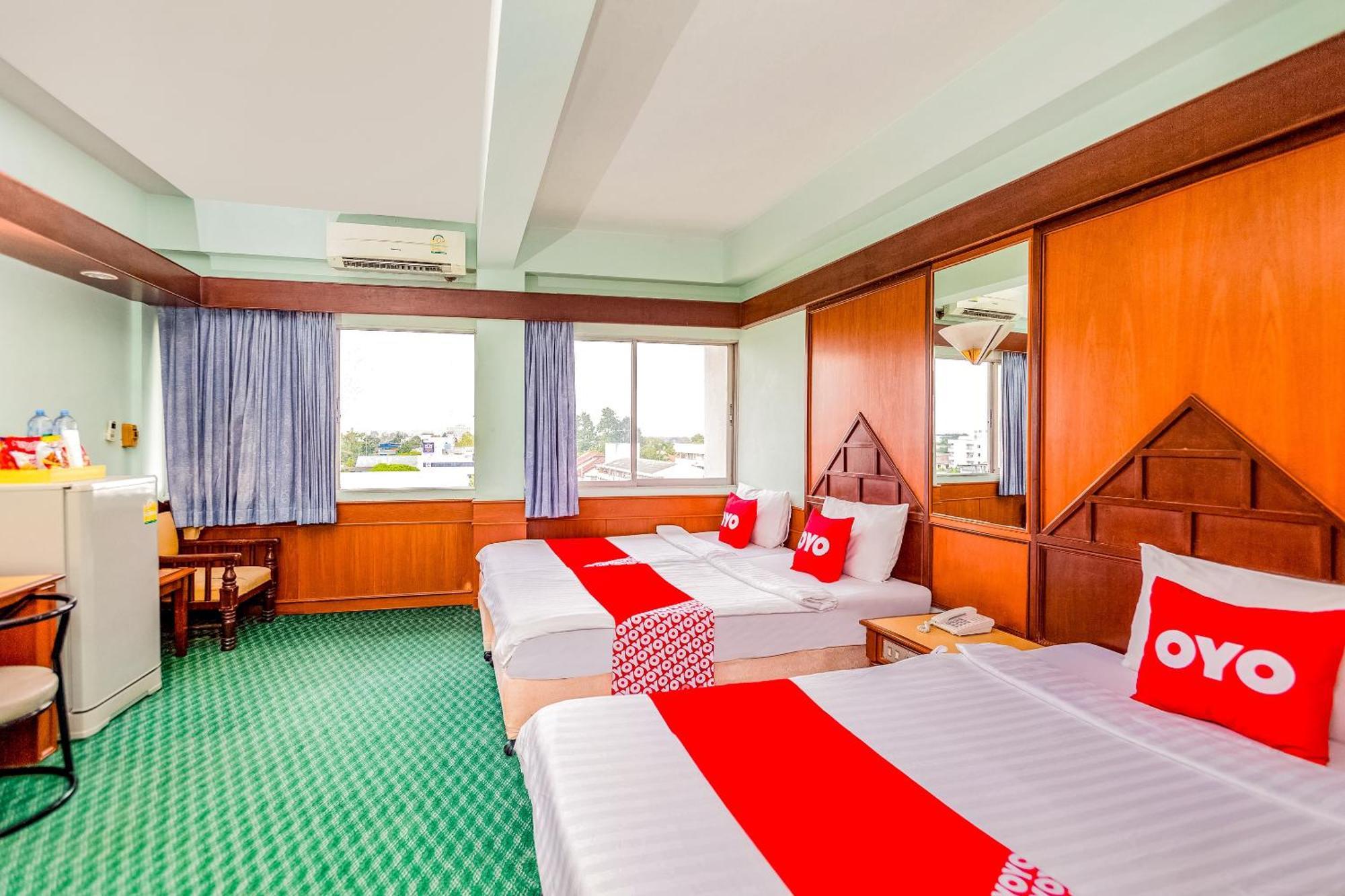 Oyo 441 Grand Thara Hotel Сурат Тхани Екстериор снимка