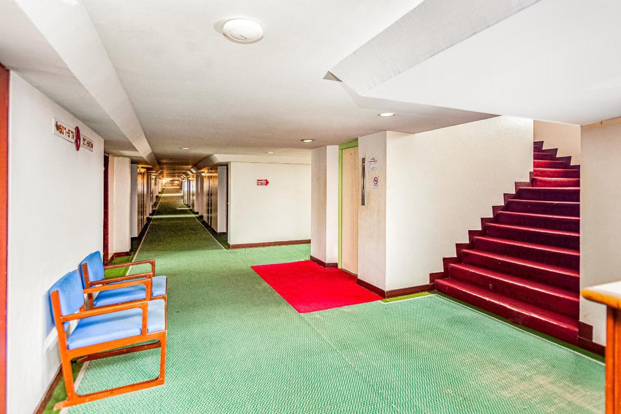 Oyo 441 Grand Thara Hotel Сурат Тхани Екстериор снимка