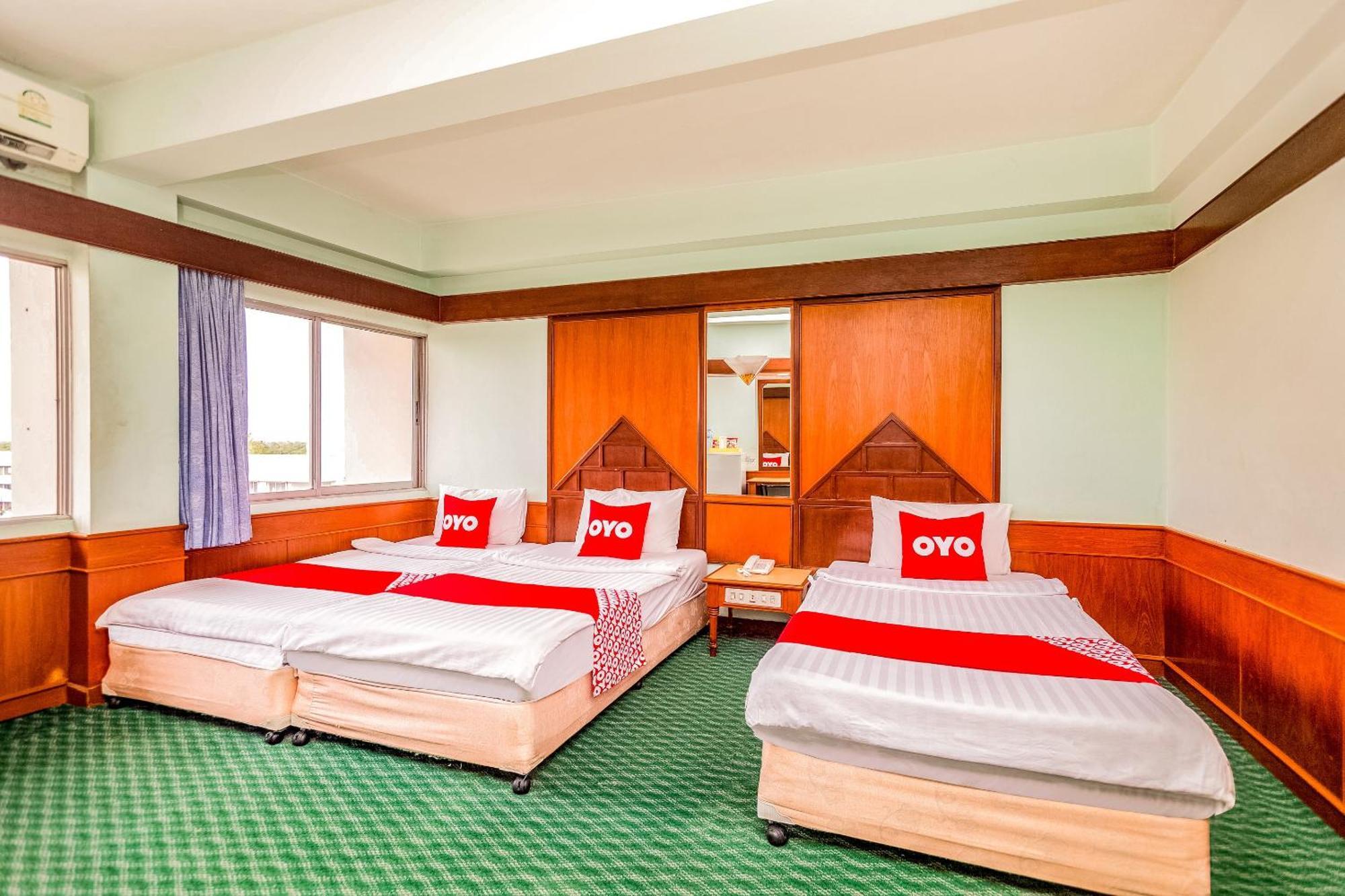 Oyo 441 Grand Thara Hotel Сурат Тхани Екстериор снимка