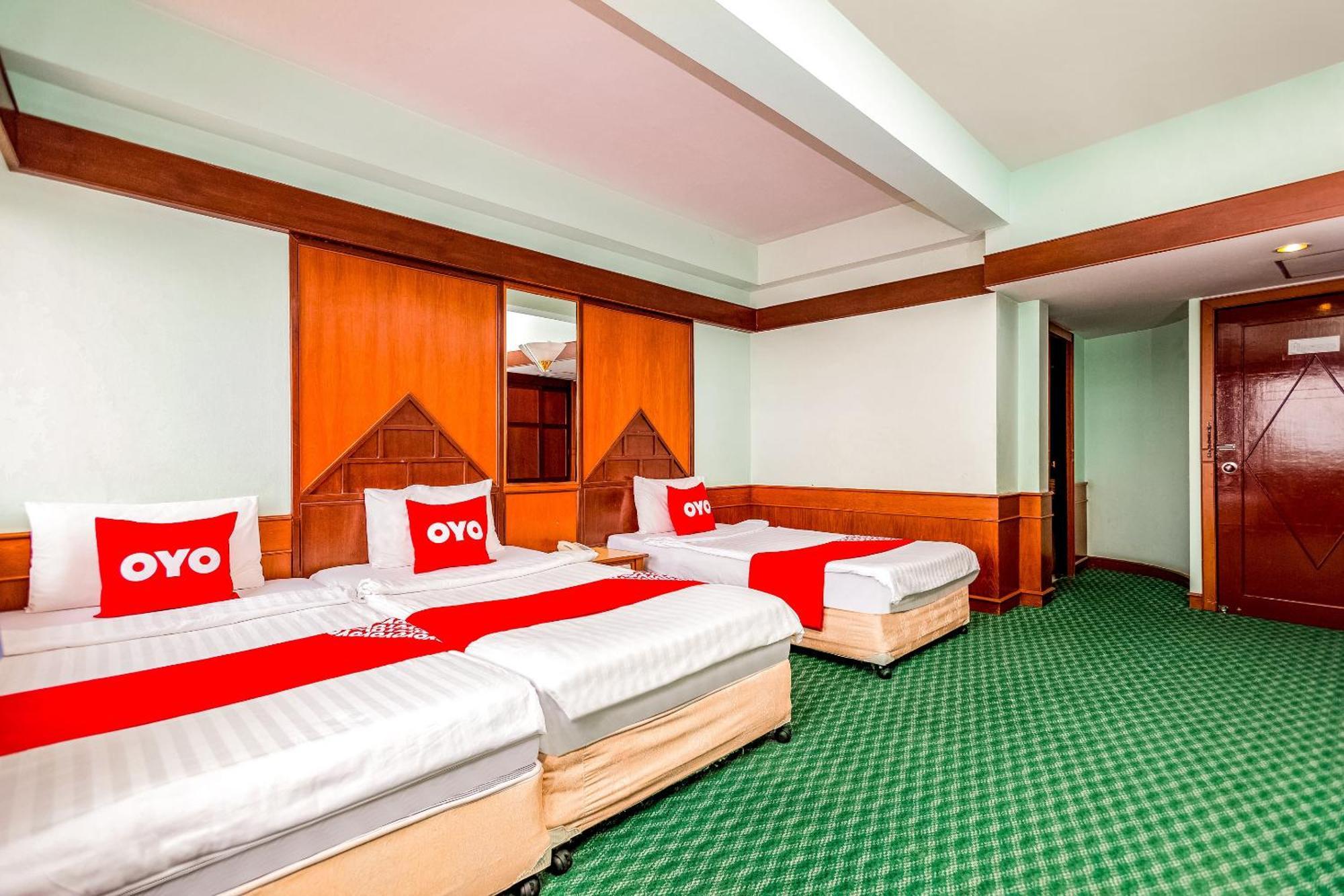 Oyo 441 Grand Thara Hotel Сурат Тхани Екстериор снимка
