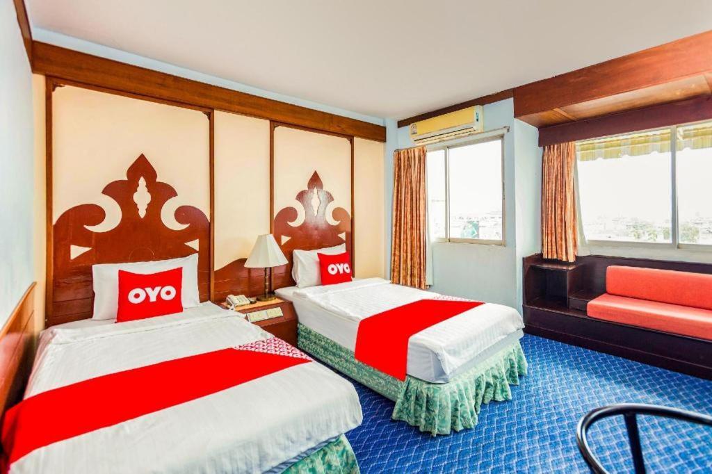 Oyo 441 Grand Thara Hotel Сурат Тхани Екстериор снимка