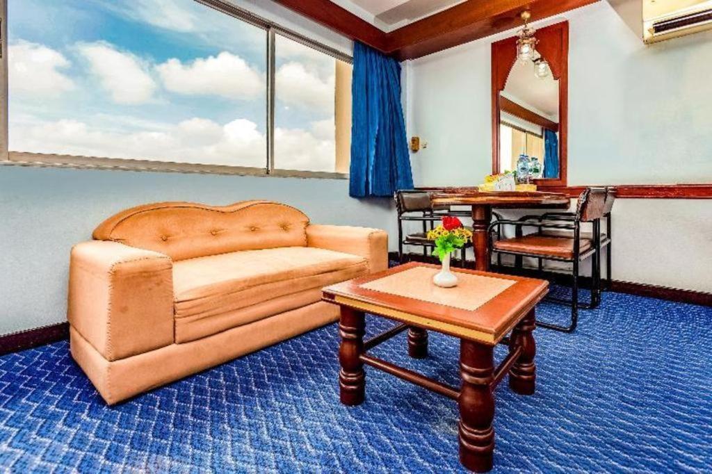 Oyo 441 Grand Thara Hotel Сурат Тхани Екстериор снимка