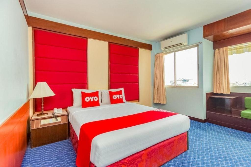 Oyo 441 Grand Thara Hotel Сурат Тхани Екстериор снимка