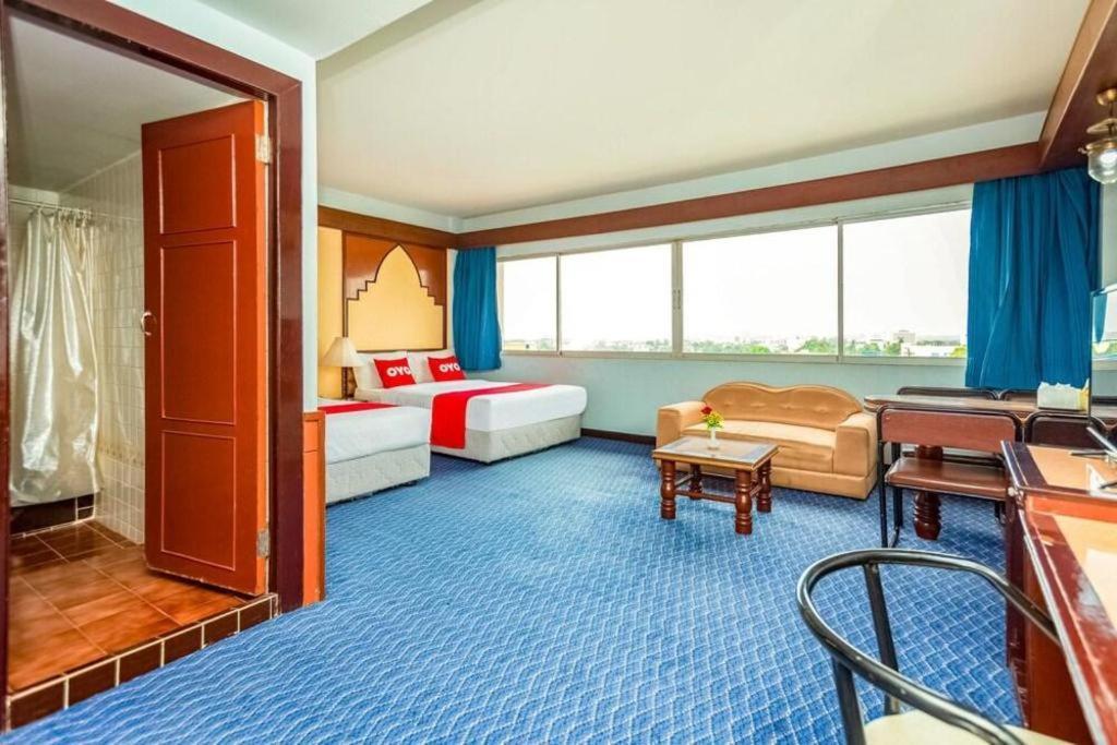 Oyo 441 Grand Thara Hotel Сурат Тхани Екстериор снимка
