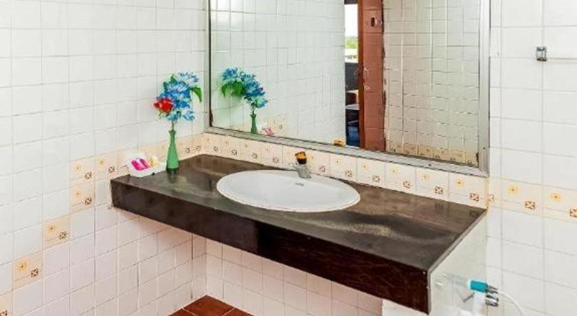 Oyo 441 Grand Thara Hotel Сурат Тхани Екстериор снимка
