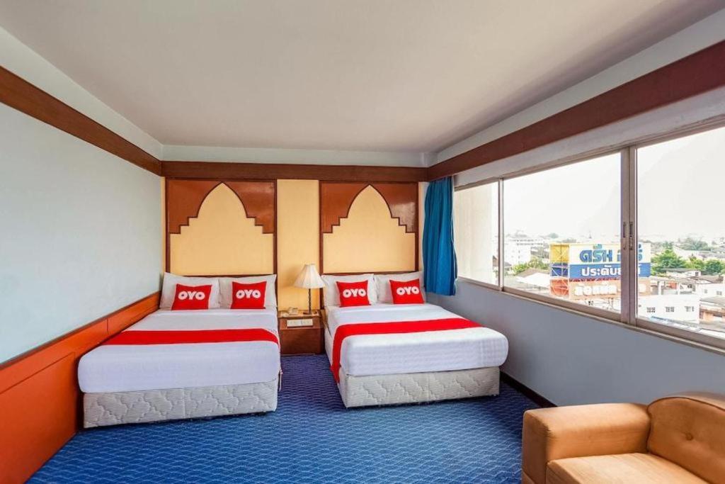 Oyo 441 Grand Thara Hotel Сурат Тхани Екстериор снимка