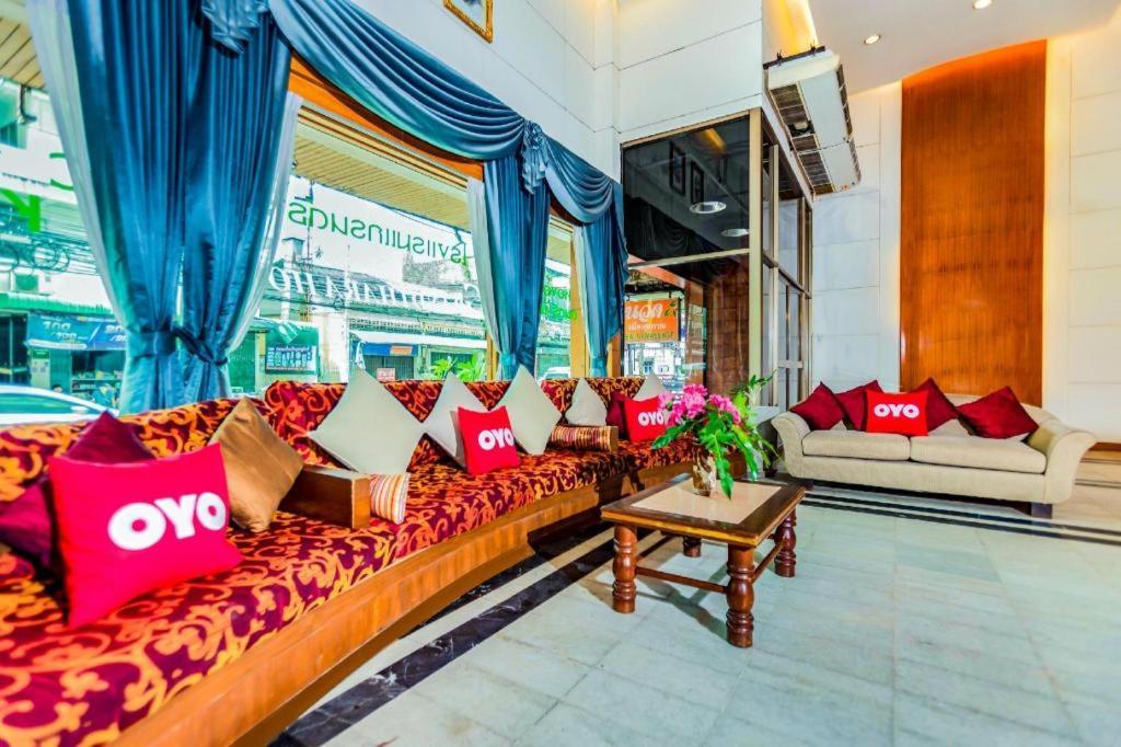 Oyo 441 Grand Thara Hotel Сурат Тхани Екстериор снимка