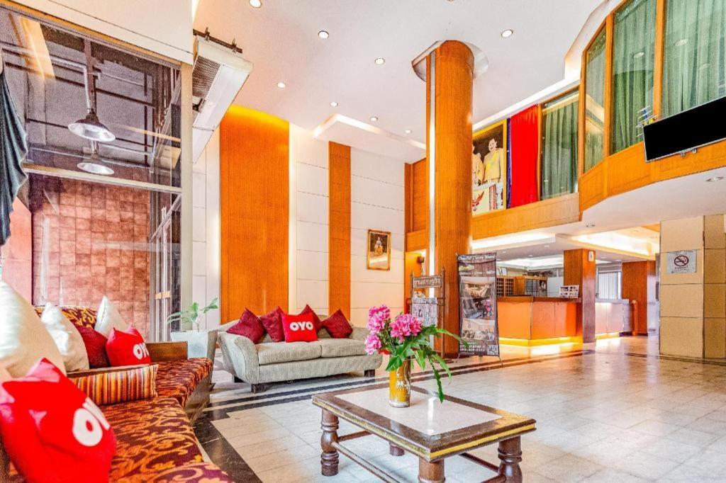 Oyo 441 Grand Thara Hotel Сурат Тхани Екстериор снимка