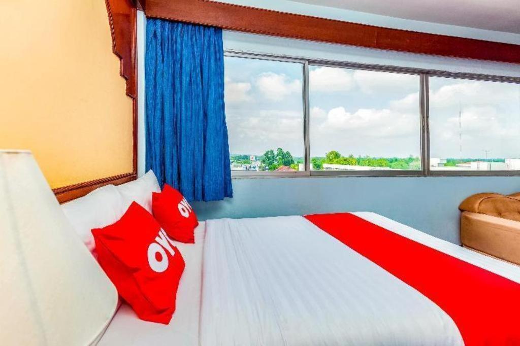 Oyo 441 Grand Thara Hotel Сурат Тхани Екстериор снимка