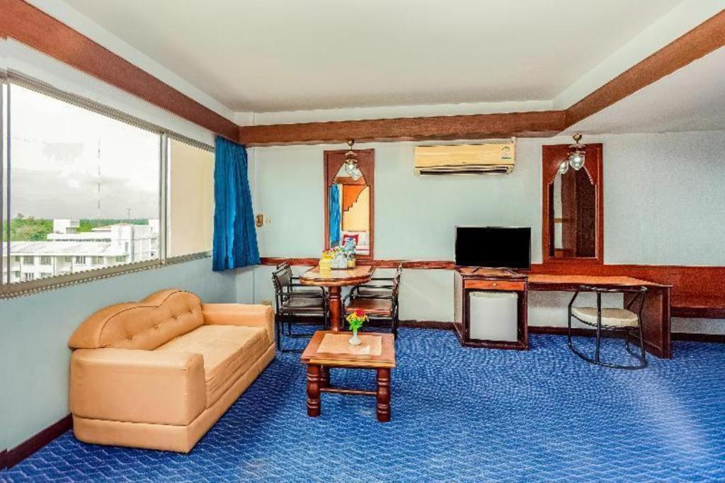 Oyo 441 Grand Thara Hotel Сурат Тхани Екстериор снимка