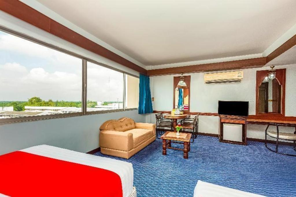 Oyo 441 Grand Thara Hotel Сурат Тхани Екстериор снимка