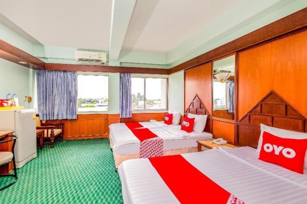 Oyo 441 Grand Thara Hotel Сурат Тхани Екстериор снимка