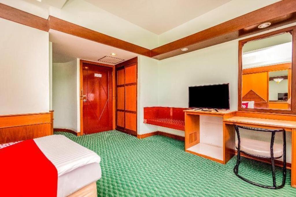 Oyo 441 Grand Thara Hotel Сурат Тхани Екстериор снимка