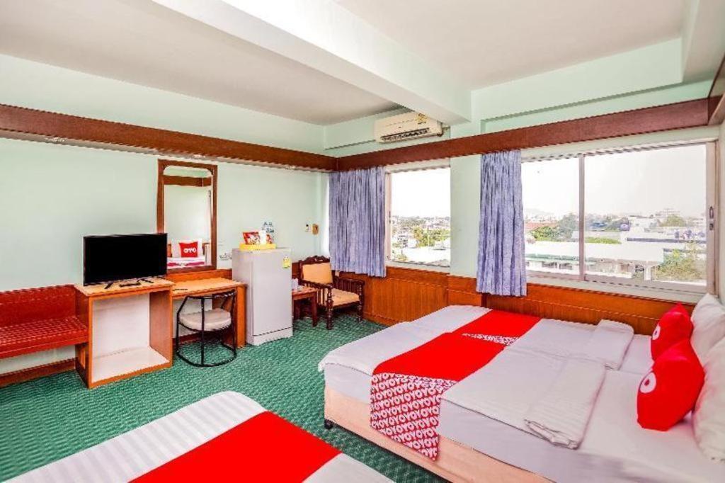 Oyo 441 Grand Thara Hotel Сурат Тхани Екстериор снимка
