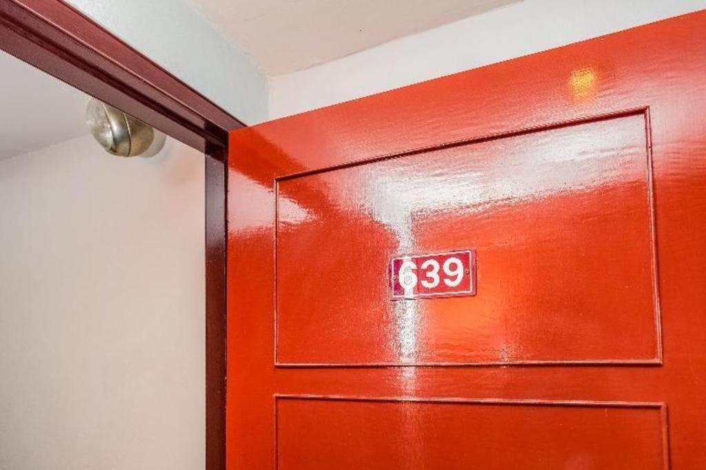 Oyo 441 Grand Thara Hotel Сурат Тхани Екстериор снимка