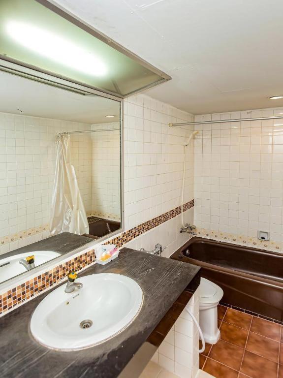 Oyo 441 Grand Thara Hotel Сурат Тхани Екстериор снимка