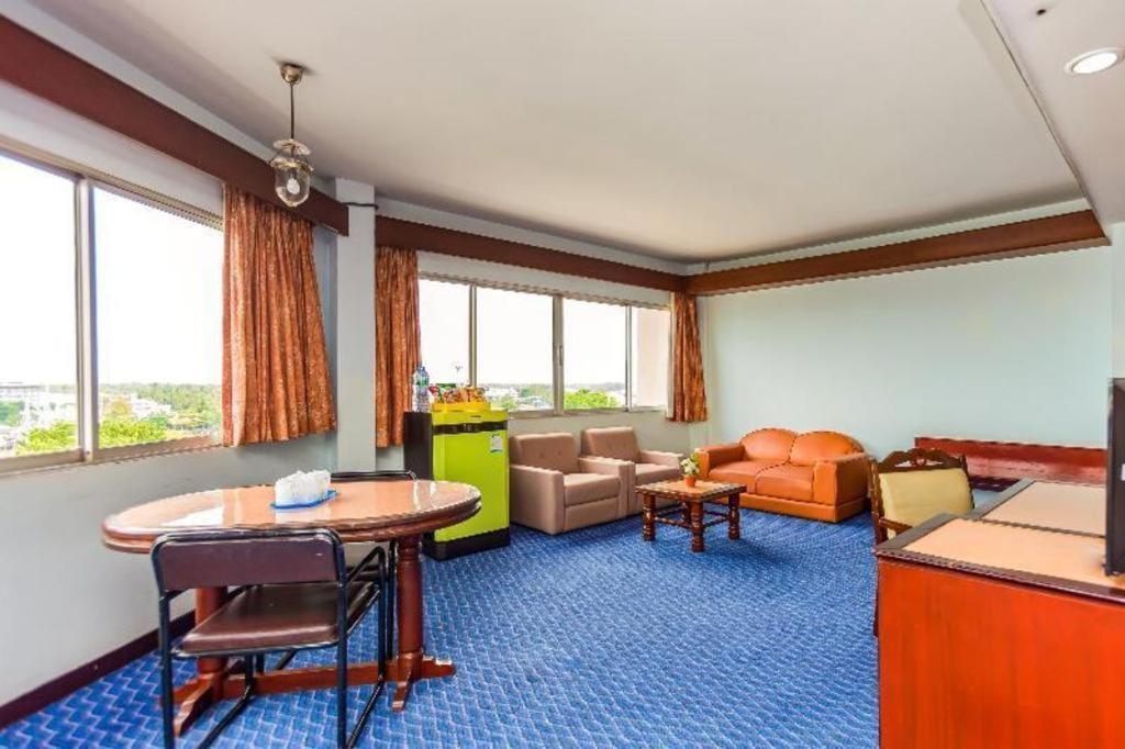 Oyo 441 Grand Thara Hotel Сурат Тхани Екстериор снимка