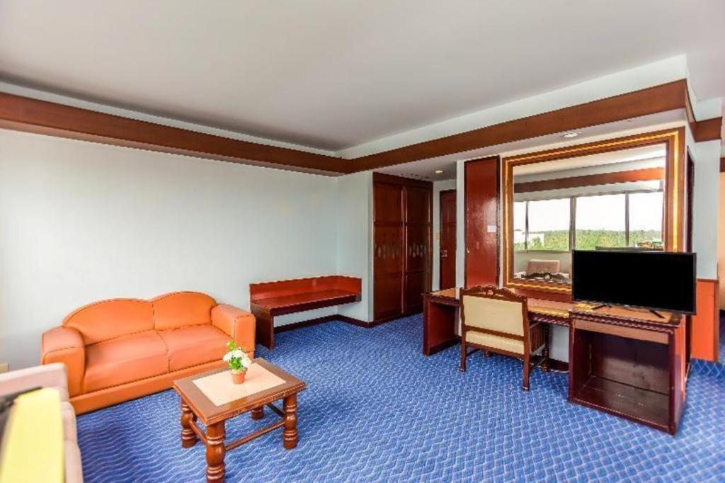 Oyo 441 Grand Thara Hotel Сурат Тхани Екстериор снимка