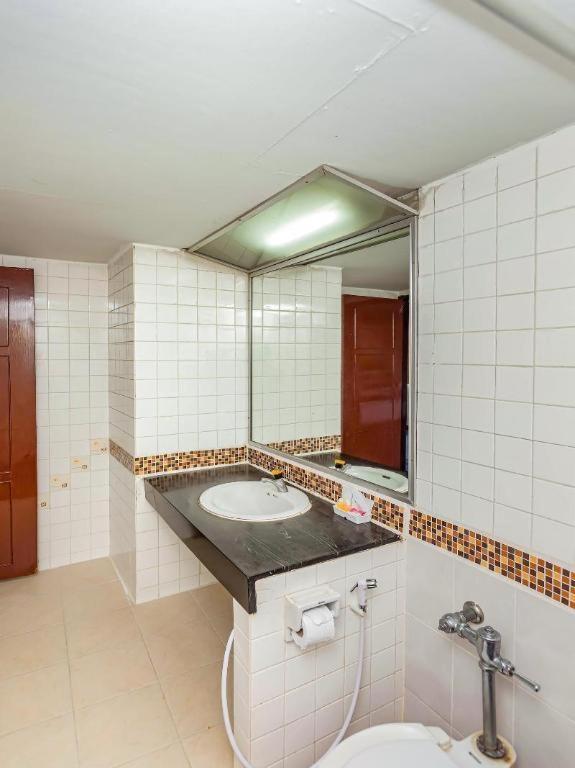 Oyo 441 Grand Thara Hotel Сурат Тхани Екстериор снимка