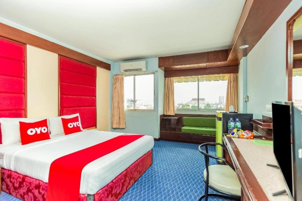 Oyo 441 Grand Thara Hotel Сурат Тхани Екстериор снимка