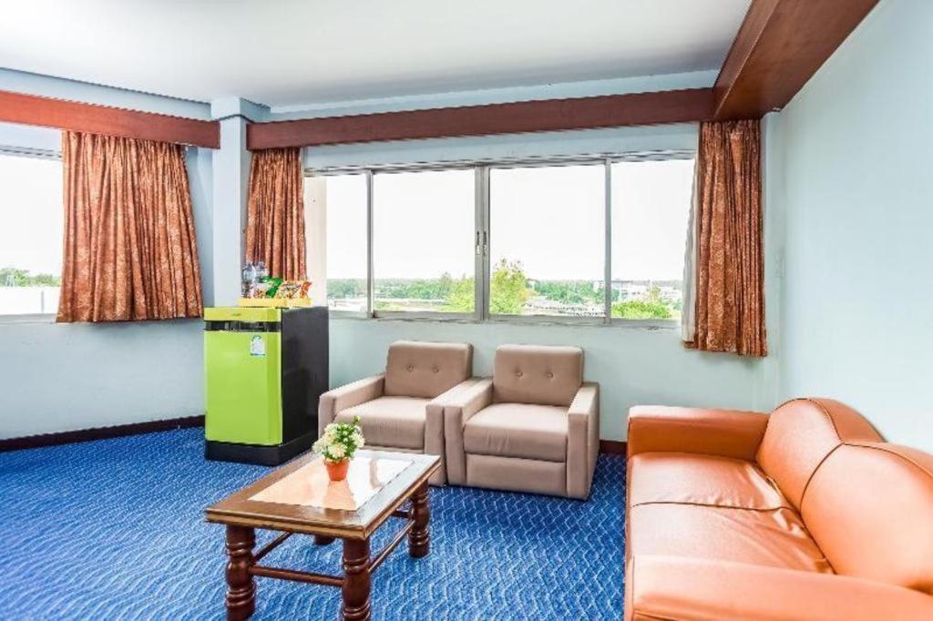 Oyo 441 Grand Thara Hotel Сурат Тхани Екстериор снимка