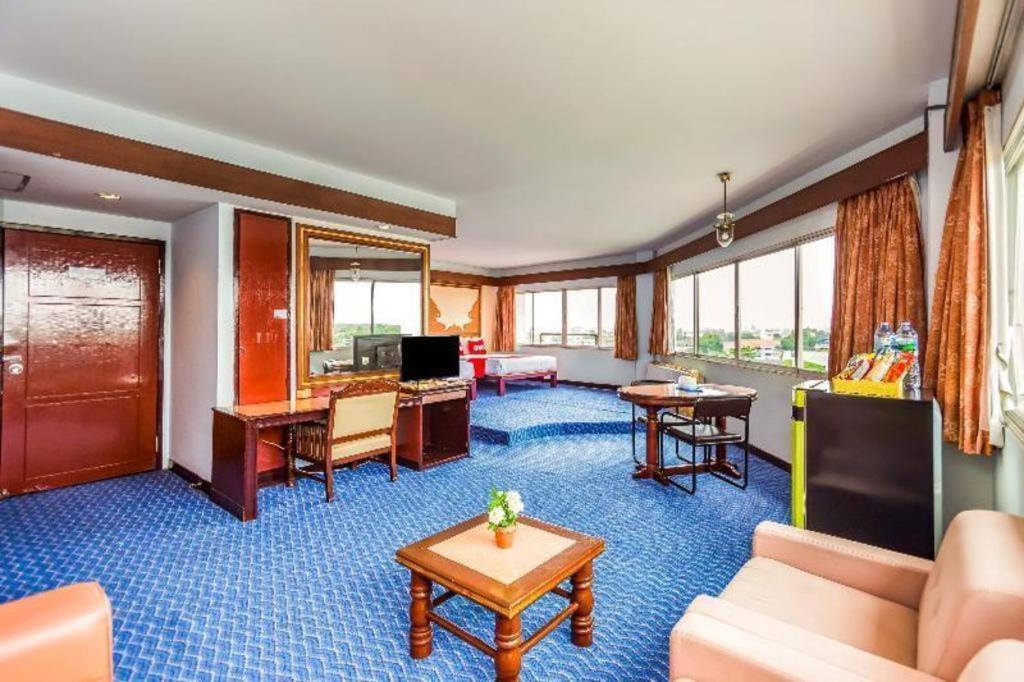 Oyo 441 Grand Thara Hotel Сурат Тхани Екстериор снимка