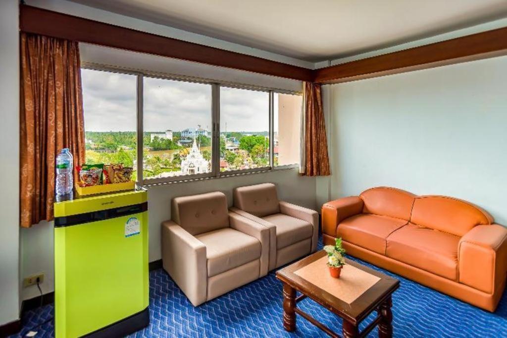 Oyo 441 Grand Thara Hotel Сурат Тхани Екстериор снимка