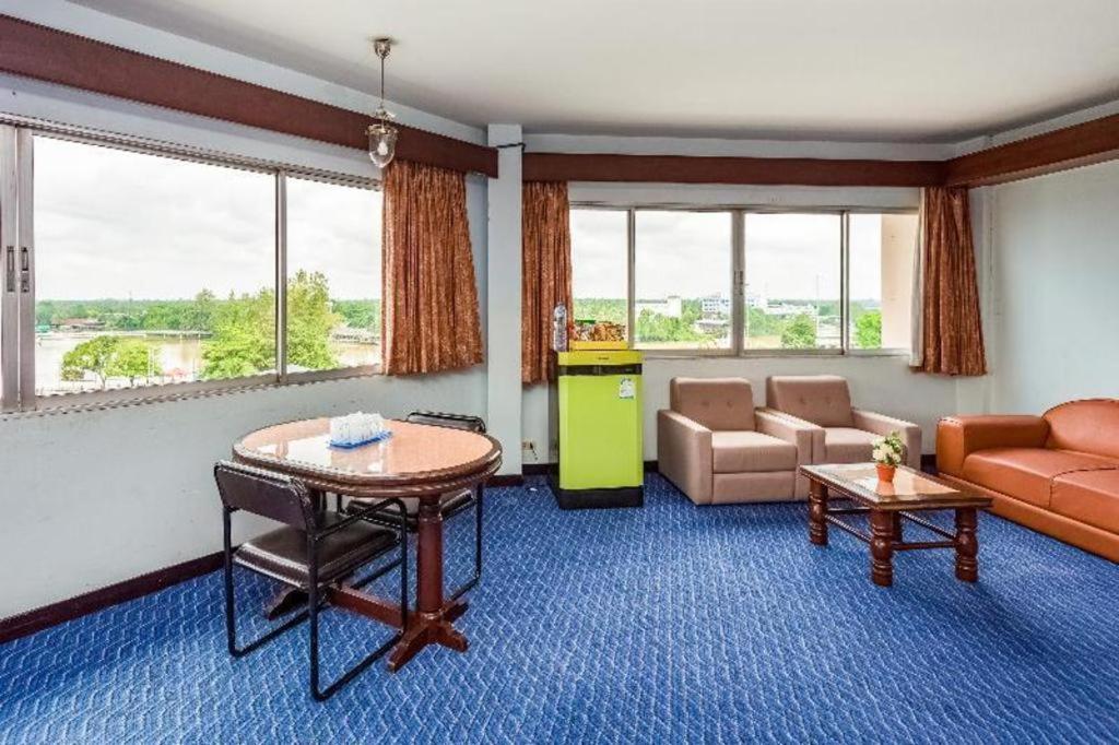 Oyo 441 Grand Thara Hotel Сурат Тхани Екстериор снимка