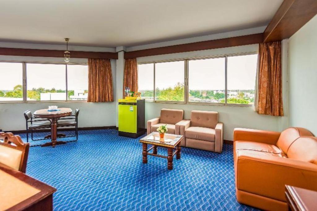Oyo 441 Grand Thara Hotel Сурат Тхани Екстериор снимка