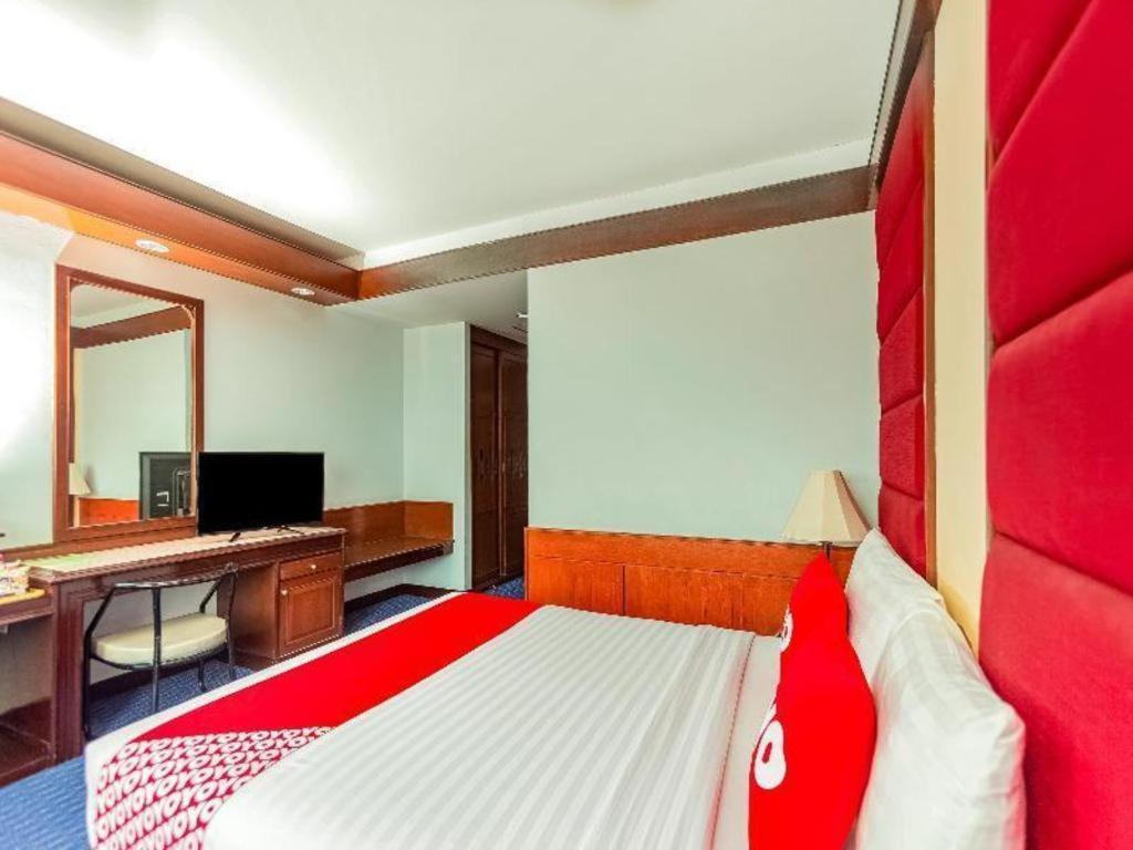 Oyo 441 Grand Thara Hotel Сурат Тхани Екстериор снимка