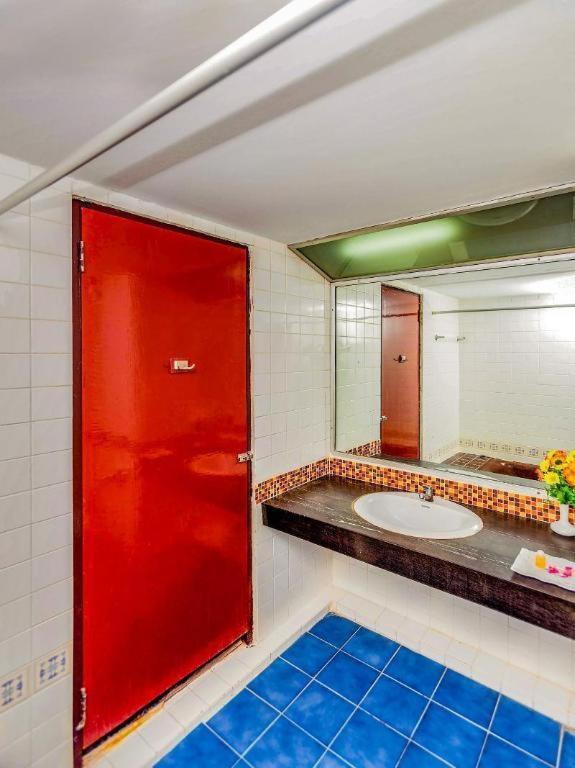 Oyo 441 Grand Thara Hotel Сурат Тхани Екстериор снимка