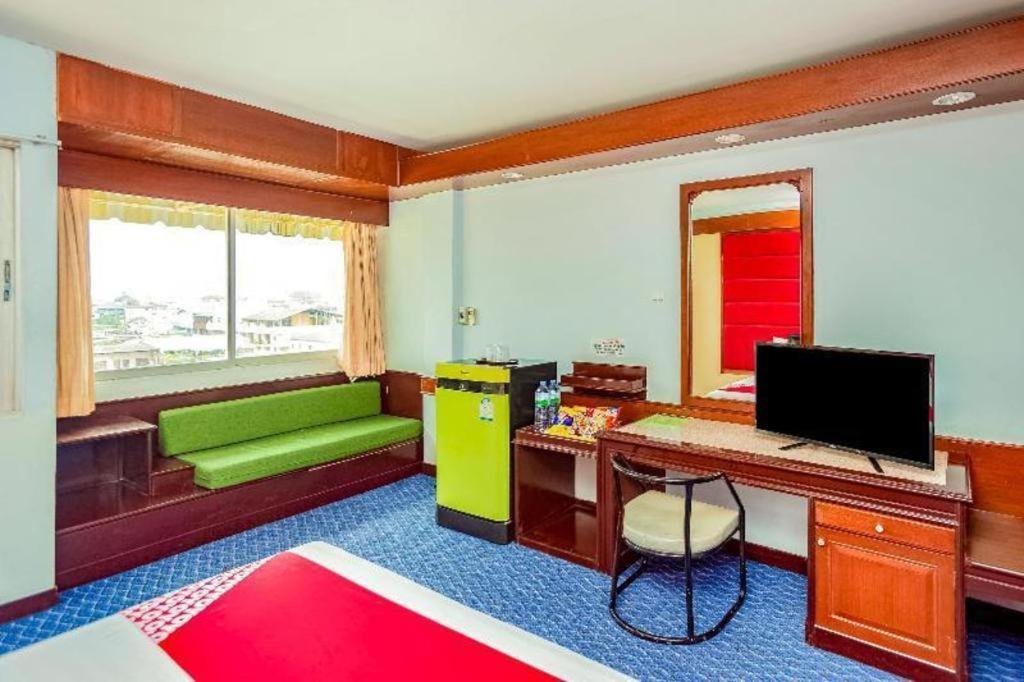 Oyo 441 Grand Thara Hotel Сурат Тхани Екстериор снимка