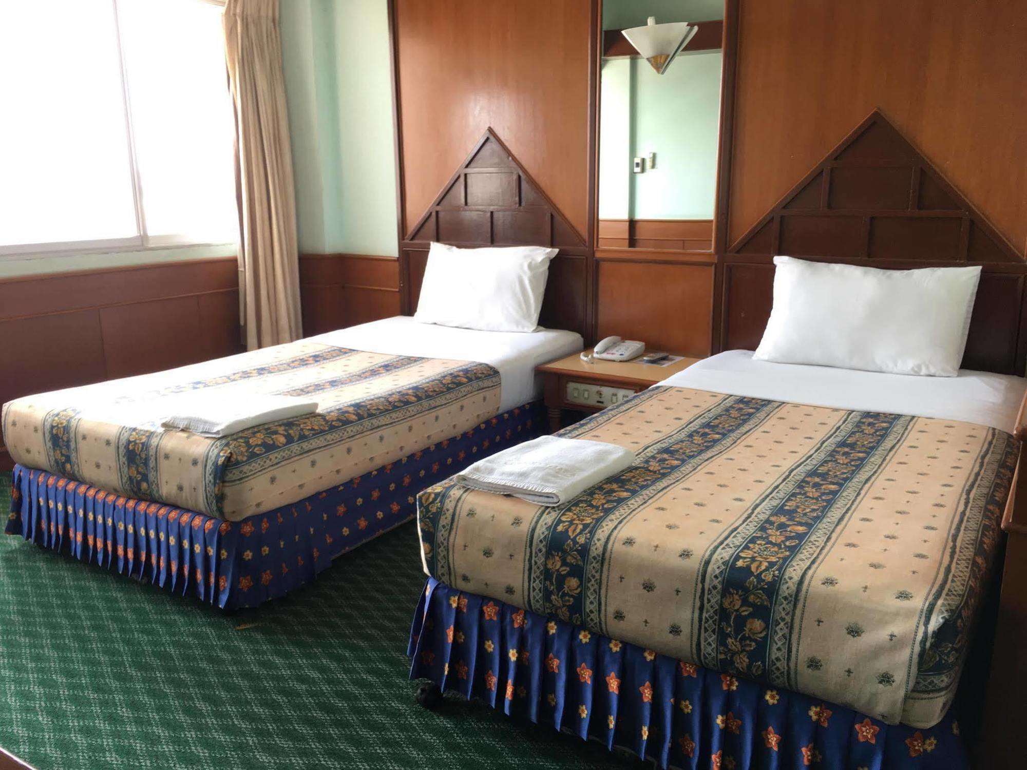 Oyo 441 Grand Thara Hotel Сурат Тхани Екстериор снимка